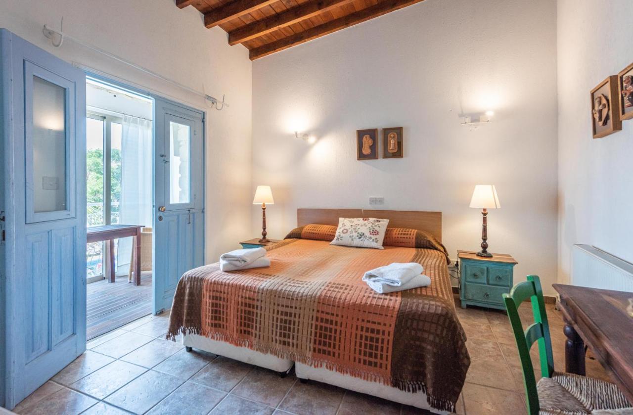 Adamos Hotel Apartments Tochni Bagian luar foto