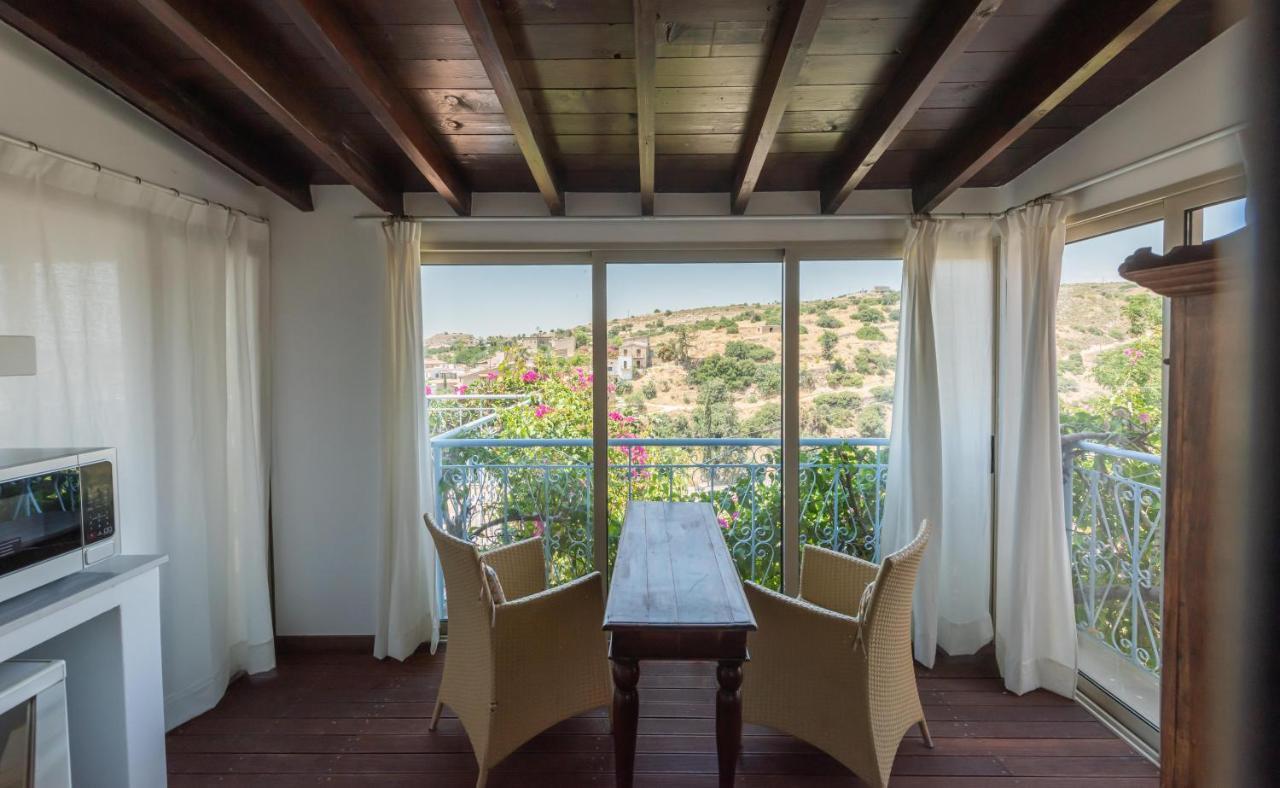 Adamos Hotel Apartments Tochni Bagian luar foto