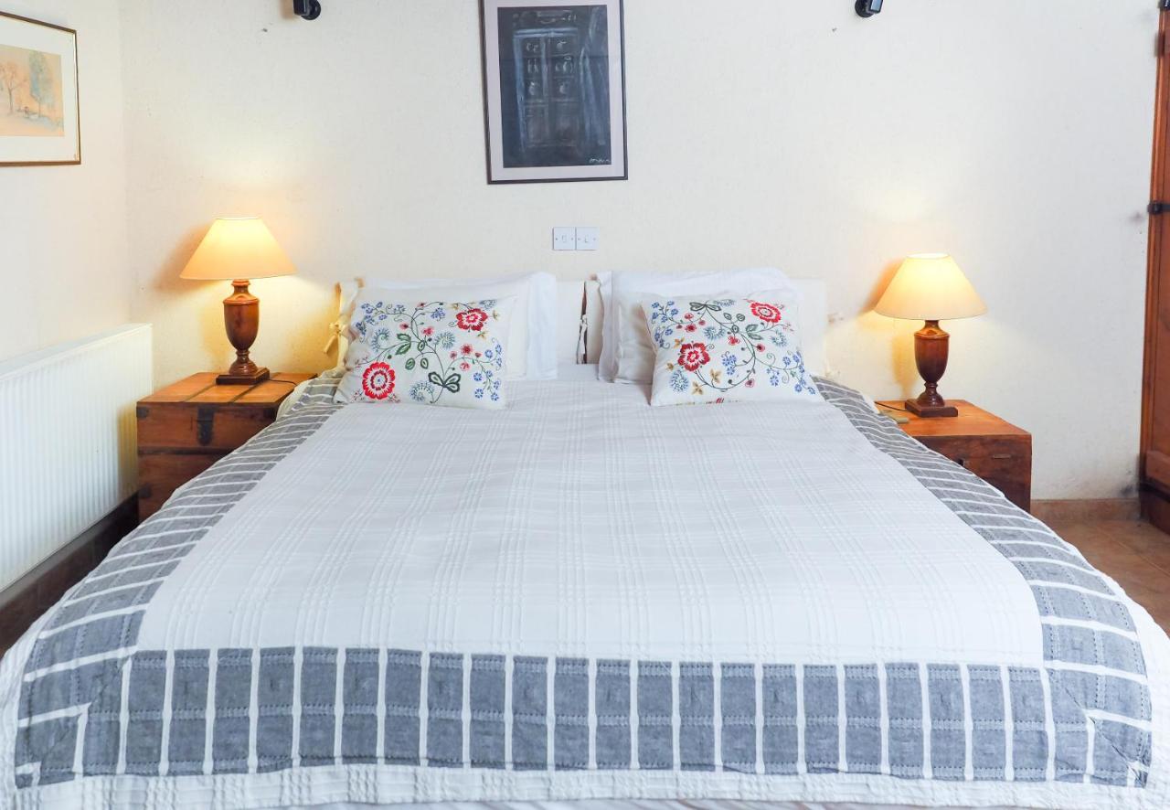 Adamos Hotel Apartments Tochni Bagian luar foto