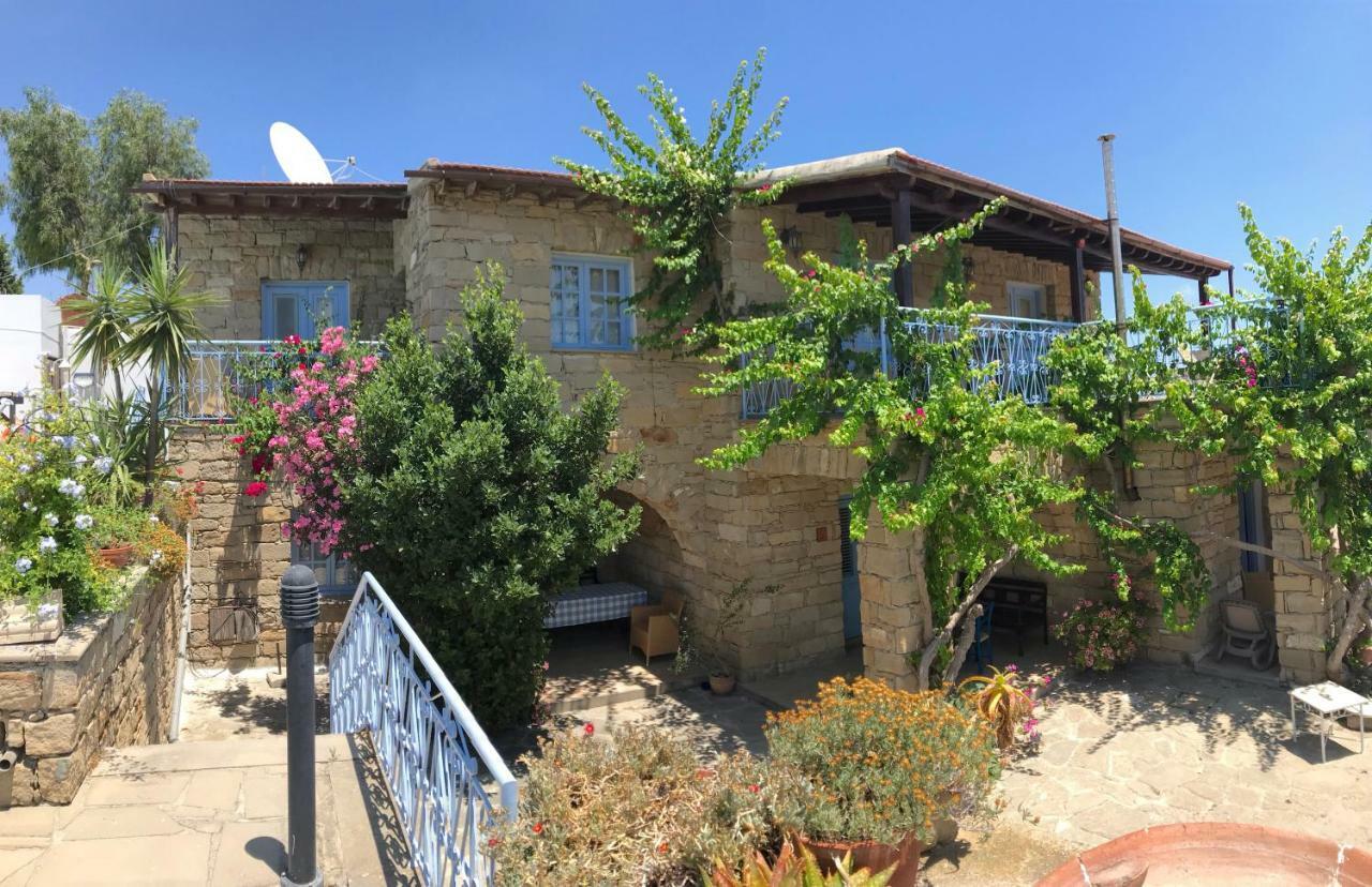 Adamos Hotel Apartments Tochni Bagian luar foto