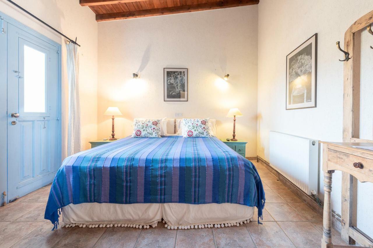 Adamos Hotel Apartments Tochni Bagian luar foto