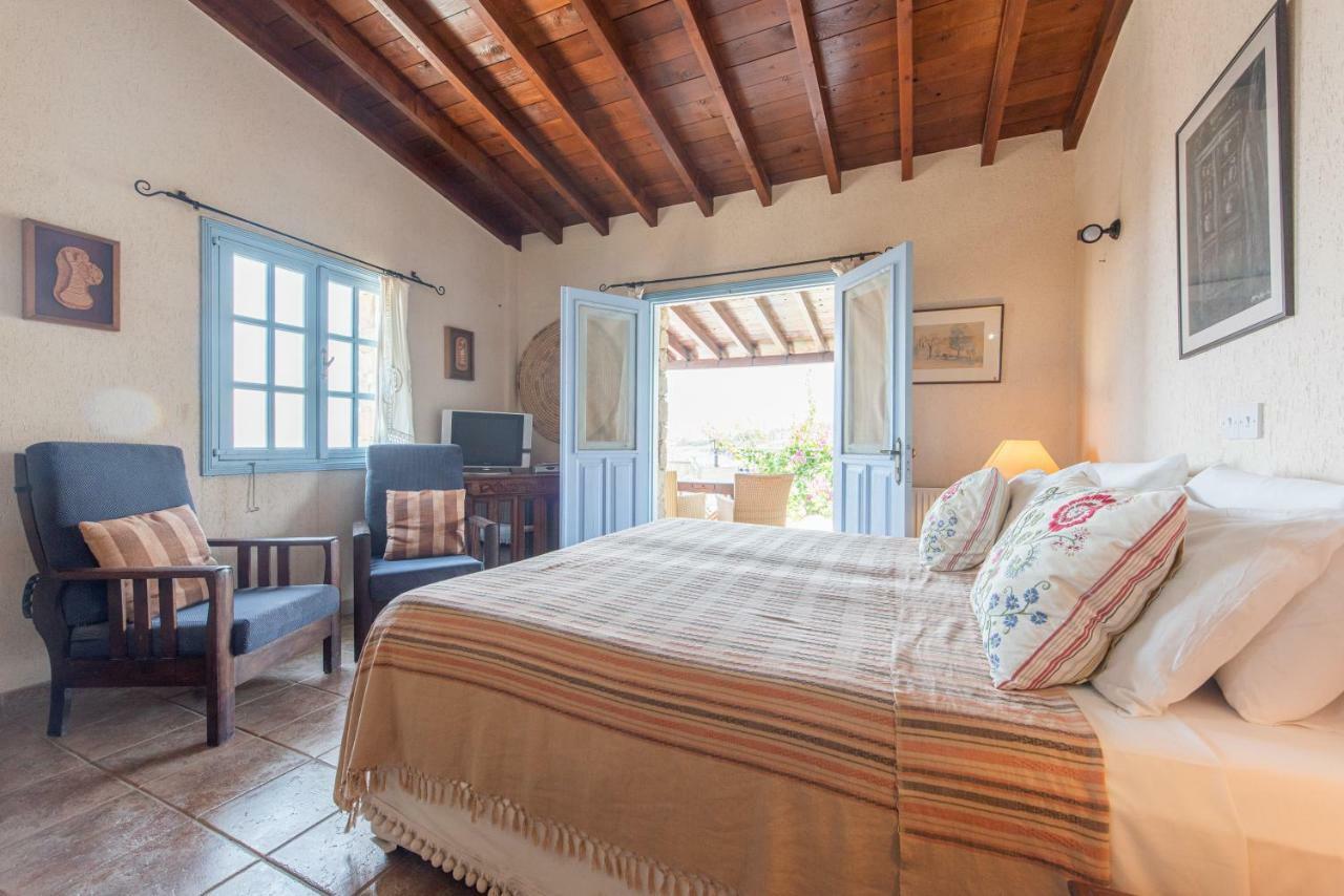 Adamos Hotel Apartments Tochni Bagian luar foto