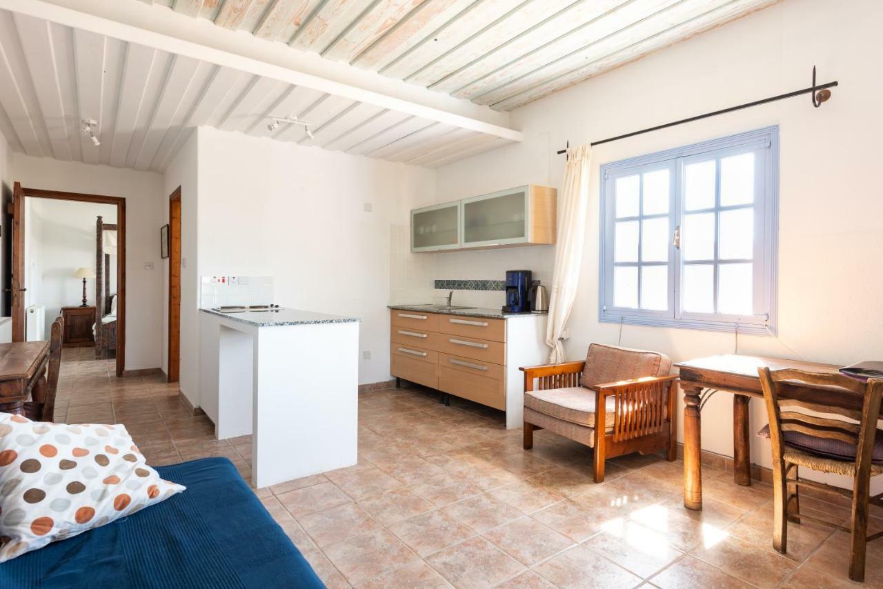 Adamos Hotel Apartments Tochni Bagian luar foto